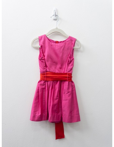 vestido fucsia con cinta roja