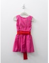 vestido fucsia con cinta roja