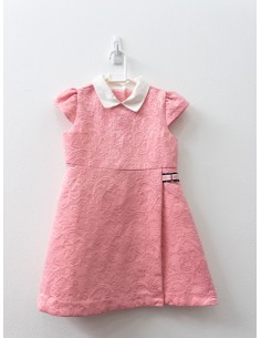 vestido rosado con cuello blanco