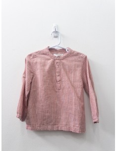 camisa roja con rayas blancas