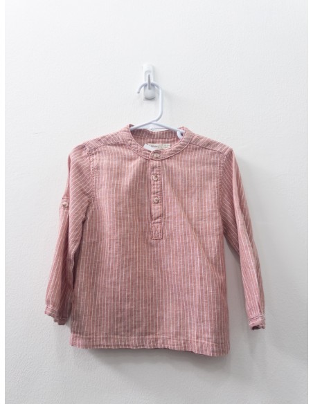 camisa roja con rayas blancas