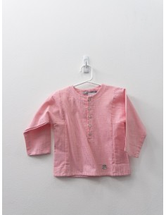 camisa roja con rayas blancas