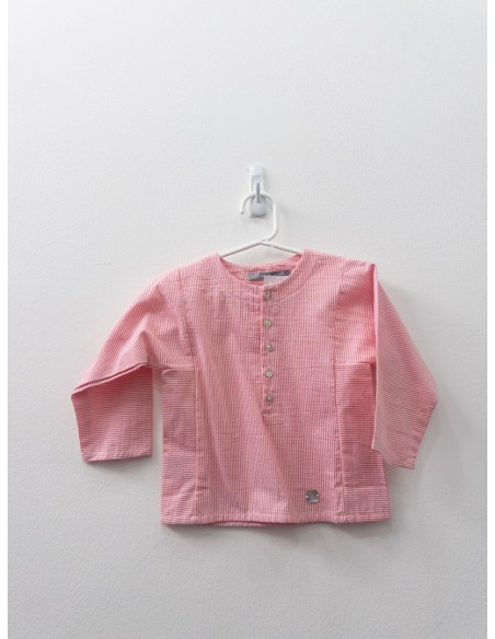 camisa roja con rayas blancas