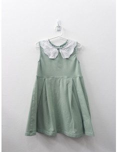 vestido verde con cuello blanco