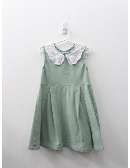vestido verde con cuello blanco