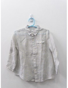 camisa blanca con detalles amarillos y turquesas