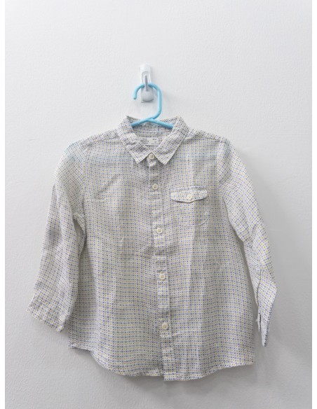 camisa blanca con detalles amarillos y turquesas
