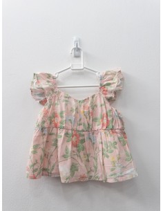 top rosado con flores y hojas verdes