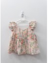 top rosado con flores y hojas verdes