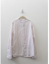 camisa blanca con rayas rosadas