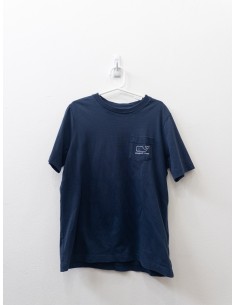 camiseta azul oscura con ballena detras