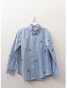 camisa celeste con logo azul