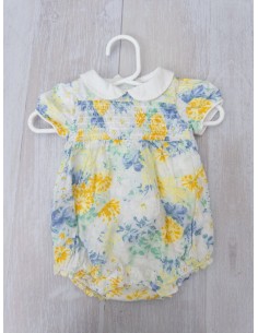 enterizo blanco con flores azules y verdes