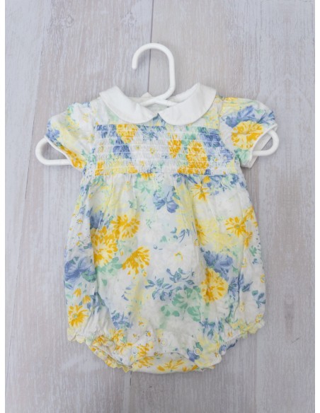 enterizo blanco con flores azules y verdes