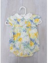enterizo blanco con flores azules y verdes