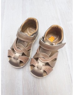 zapatillas doradas con rosa