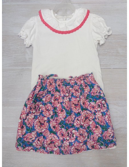 set falda flores y top blanco con detalle fucsia