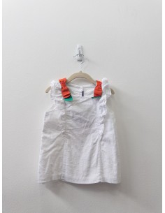 top blanco con cintas rojas y verdes