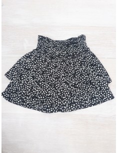 falda negra con flores blancas