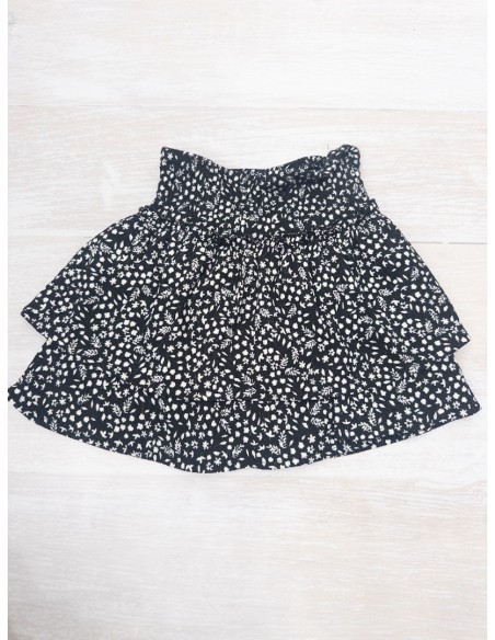 falda negra con flores blancas