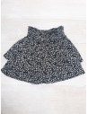 falda negra con flores blancas