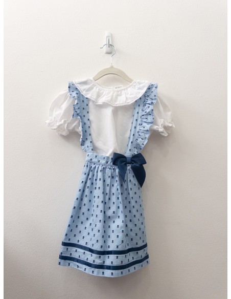 vestido celeste con piratas azules y top blanco
