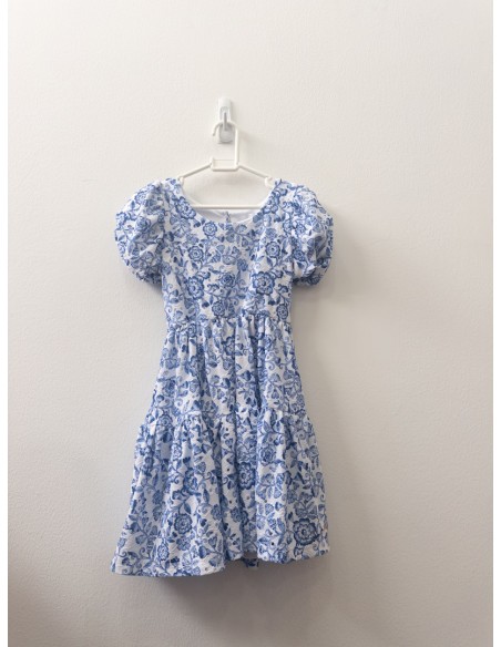 vestido blanco con flores azules