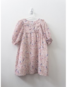 vestido blanco con flores rosadas y azules
