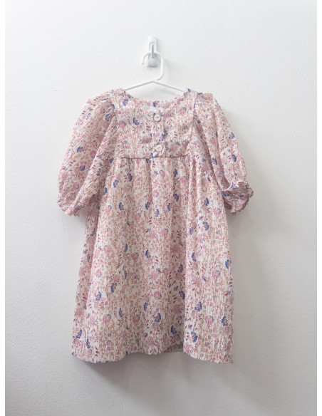 vestido blanco con flores rosadas y azules