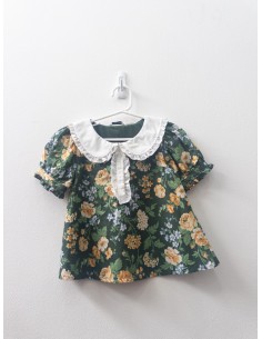 blusa verde con flores amarillas y cuello blanco