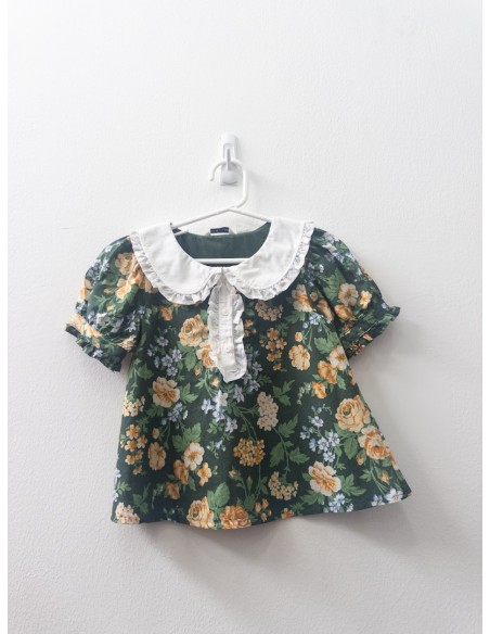 blusa verde con flores amarillas y cuello blanco