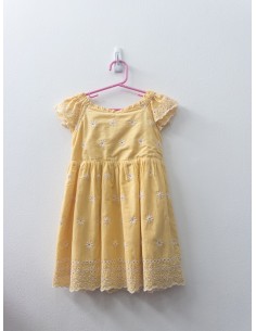 vestido amarillo con flores blancas