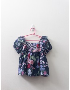 top azul con flores rosadas y moradas