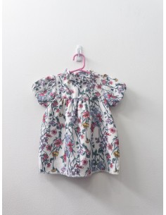 top blanco con flores rojas amarillas