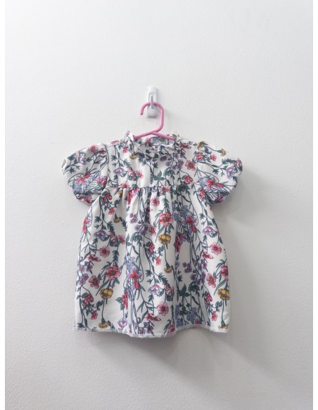 top blanco con flores rojas amarillas