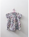 top blanco con flores rojas amarillas