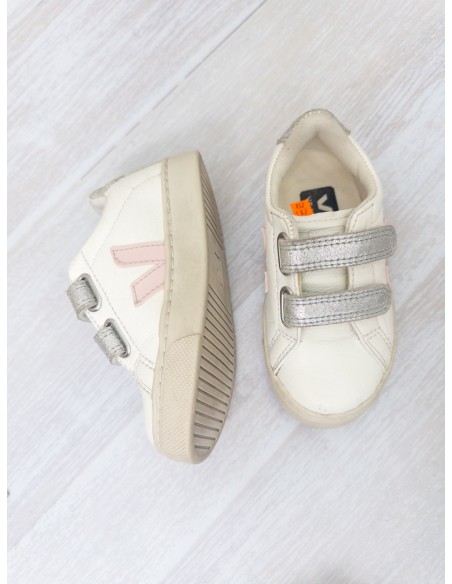 sneakers blancos con v rosada