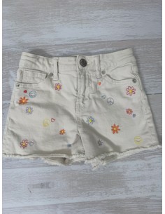 short beige con dibujos bordados