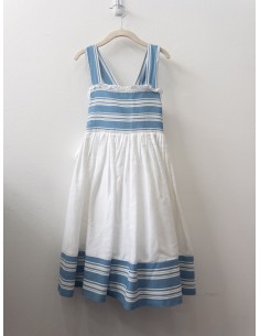 vestido blanco con franjas celeste