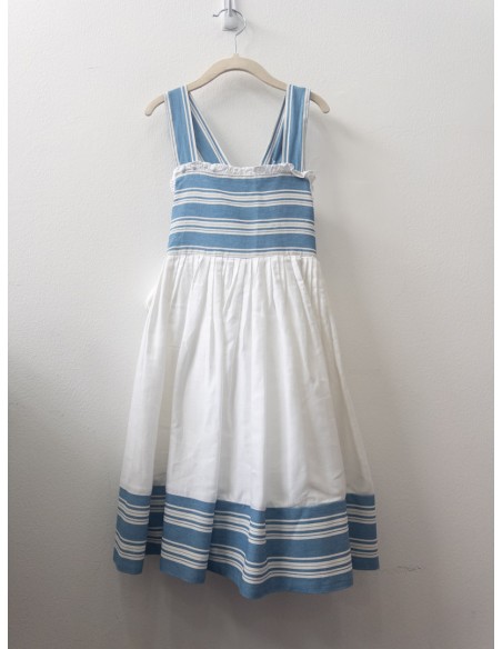 vestido blanco con franjas celeste