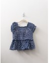 top azul con flores blancas