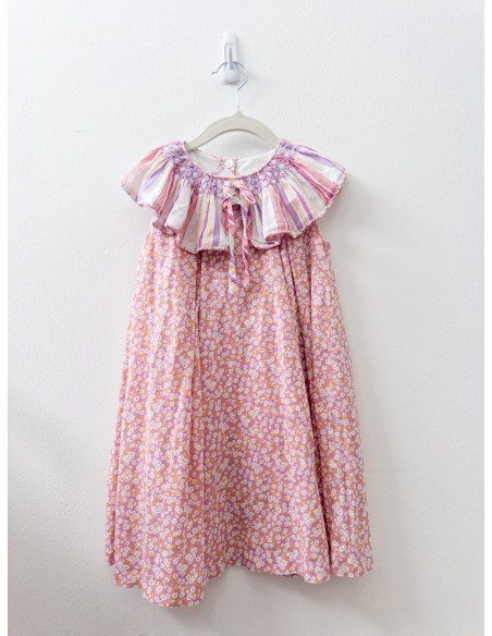 vestido rosado con flores blancas