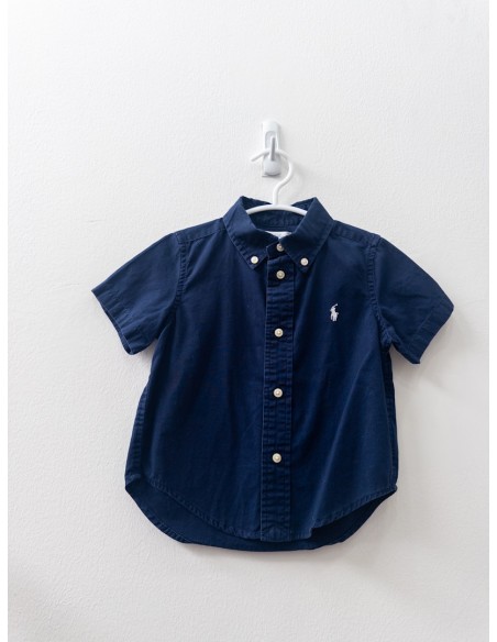 camisa azul con logo blanco
