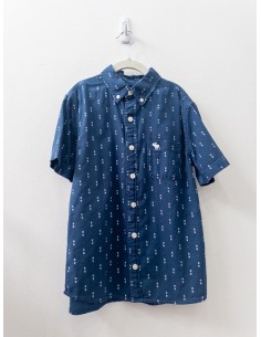 camisa manga corta azul con diseno blanco