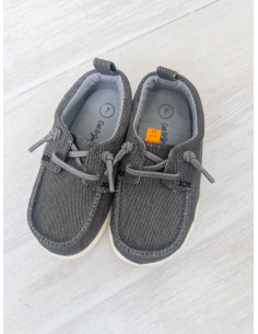 zapatos grises