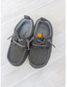 zapatos grises