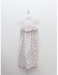 vestido blanco con rayas azules y rosadas
