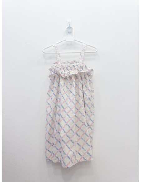 vestido blanco con rayas azules y rosadas