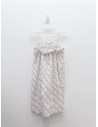 vestido blanco con rayas azules y rosadas