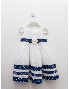vestido blanco con cinturon azul con bolas blancas